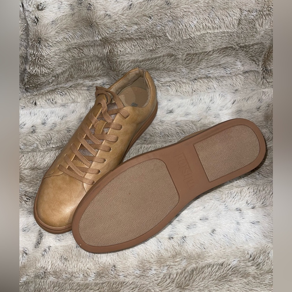 Band new unlisted by ksnneth cole. With out box. Size 9 men. Tan color